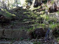 Si sale anche sopra grandi gradini di pietra  DSCN8135