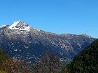 Verso il fondo-valle c'e' la grande mole del Pizzo di Claro e la cresta verso il Molinera  DSCN8173