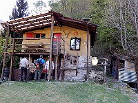 Piamsgeira 1096mt, una bella baita di cacciatori, una fontana con acqua e finalmente un vero sentiero  DSCN8184