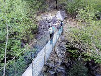 Dopo un lungo percorso ed una bella discesa arriviamo ad un ponte  DSCN8193