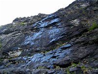 Passiamo sotto le pareti di roccia dove questa mattina abbiamo camminato su cenge  IMG 0613