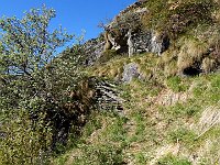 Risaliamo il costone alle spalle delle baite  DSCN8369