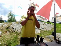 Francesco accompagna con l'armonica  DSCN8522