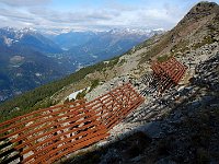 Il sentiero si muove tra i paravalanghe  DSCN9332