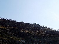 Paravalanghe ed in alto a destra la cima. Nel 1667, una grossa valanga staccatasi dal Pizzo Alto distrusse parte del villaggio di Anzonico, compresa la chiesa e causò la morte di 88 persone. La ricostruzione avvenne presso un luogo più protetto  DSCN9337