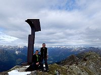 Foto ricordo al Pizzo Erra con la caratteristica statua in ferro, opera dell' artista medrisiense Paolo Selmoni  DSCN9351