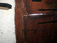 La porta, con la scopa ed una buona dotazione di legna  IMG 1299