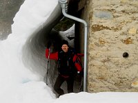 Paolo nel canale formato dalla neve scesa dal tetto  IMG 0303