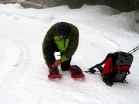 E qui calziamo le ciaspole  IMG 0305