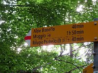 Bivio, si prende a sinistra per Alpe Bonello e Rifugio Prabello  IMG 0823