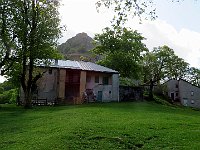 Il sentiero impegnativo passa tra le due baite  IMG 0856