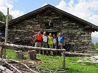 Foto ricordo al bel rifugio Alp de Bon. In estate è usato dal pastore, a settembre dai cacciatori, in inverno è chiuso  IMG 1138