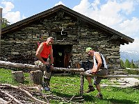 Chiudiamo con i saluti dal rifugio !  IMG 1139