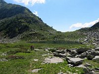 In cammino, dietro il lago il Passo della Cavegna, che accede alla Val Vergeletto  IMG 1294