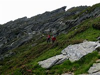 Dal colletto si scende verso il lago superiore (poco sotto si intercetta il sentiero della mattina)  IMG 1692