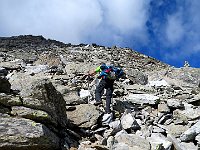 Si sale e la cresta si assottiglia, ma ci sono sempre ometti ad indicare la via  IMG 1552