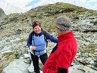 Mentre pranziamo passa un'escursionista ticinese solitaria, sale la stessa cima, scendendo le offriamo un pò dello spumante  IMG 1588