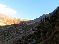 AL sole il Passo Predelp, proseguendo si scende nella valle del Lucomagno  IMG 1717