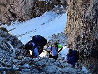 C'e' una paretina con pochi appigli assicurata con una corda  IMG 0331
