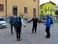 Pronti a partire, il percorso inizia vicino alla casa gialla  IMG 2651