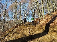 In alto incrociamo una strada di recentissima realizzazione e la seguiamo  IMG 2653