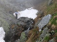 Ci tocca salire una decina di metri sul ripido paglione, e passare dove non c' è neve  IMG 0616