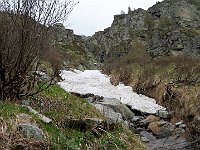 Imbocchiamo il sentiero vecchio e diretto, passando sotto la terza slavina  IMG 3073