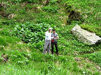 Si allontanano un poco per telefonare (al rifugio non c'e' segnale)  IMG 3102