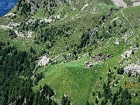 Alp de Calavresc Desora 2131mt, il lago si torva a 2214mt, si vede il suo emissario  IMG 3260