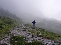 Ci incamminiamo veloci, c'e' poco da guardare in giro  20190814 082431