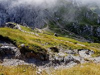 La via di salita dalla bocchetta ed il sentiero che scende agli impianti  20190814 093646