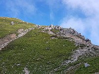 Il sentiero ora ben visibile dalla bocchetta alla vetta con alcuni escursionisti  20190814 095402