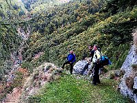 Poi ritorna il sentiero, qui un pò esposto sul lato del Ri di Vergeletto  IMG 3531