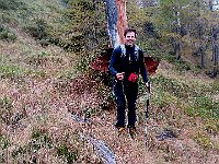 Paolo carica nello zaino cortecce di larice morto, sembra proprio Buz-Lightyear  IMG 3602