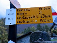 E' una domenica di pioggia, quindi capanna e percorso breve e con ombrello. Partiamo da Melirolo in Val Morobbia  IMG 3614