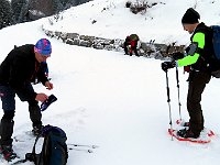 Calziamo le ciaspole quasi subito  IMG 4145