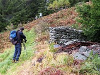 Proseguiamo su sentiero fino a sotto la Motta d'Urno, il sentiero finisce ai pluviometri che si vedono in alto nella foto  IMG 4911