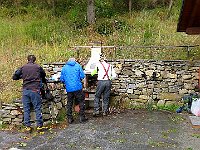 Ma siamo esperti del posto, accendiamo il barbecue con rami secchi per scaldare i panini  IMG 4938