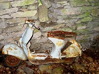 A Dureda in una piccola baita/stalla c'e' da tempo una vcchia vespa, bello vedere che è sempre lì  IMG 4952