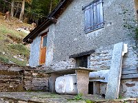 Ci sono due baite una in legno ed una in muratura  IMG 4966