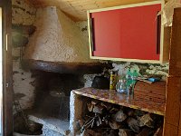 Interno: camino, legna di scorta e piccola dispensa  IMG 5007