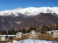 Le case alte di Malè, e dietro la dorsale dal Pizzo di Gino, Pianchette, Tabor  20210221 122609