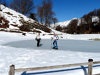 Roberto ed il Barba si avventurano sul laghetto ghiacciato  IMG 5436