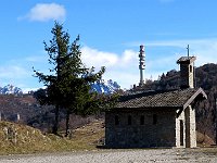 Vento forte e gelido, scendiamo al rifugio (chiuso) per una sosta caffè  IMG 5597
