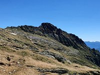 Si vede il sentiero per l' Uomo Tondo (la bocchetta), che prosegue per collegarsi con la Capanna Alzasca  20210613 114943