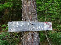 C'è anche un pannello in legno sbiadito che indica il rifugio  IMG 1993