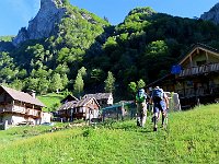 Il sentiero passa tra le case, in particolare a sinistra della casa più a destra  IMG 1995