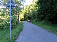 Parcheggiamo lungo la strada che si inoltra ancora non per molto affiancando il torrente  IMG 5919