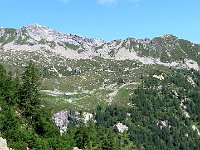 Sul lato opposto, sopra l'Alpe di Sfii, la Cort de Sora (Corte di Sopra) 1980mt  IMG 2067