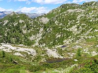 Scendendo non sempre il sentiero è visibile, ci sono due laghetti 2100mt  IMG 2121